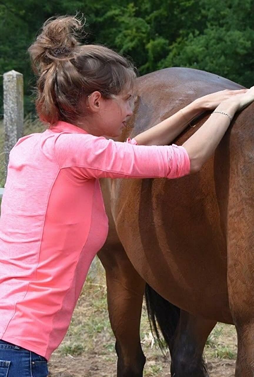 Victoria qui masse un cheval